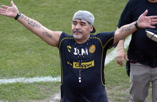 Maradona'dan jest! Kulübünden maaşının kesilmesini talep etti
