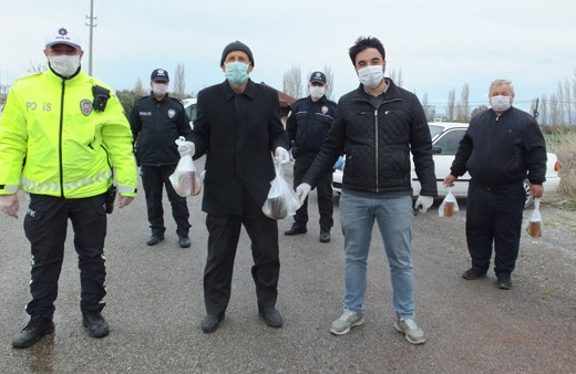 Burhaniye’de arıcılardan uygulama yapan polislere ballı destek