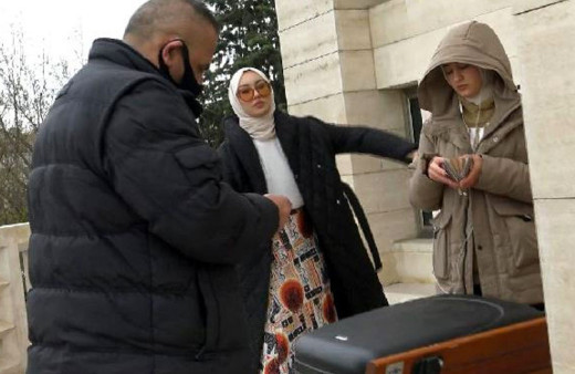 Avcılar'da cami avlusunda kıyafet çekimi yaptılar polis durun dedi