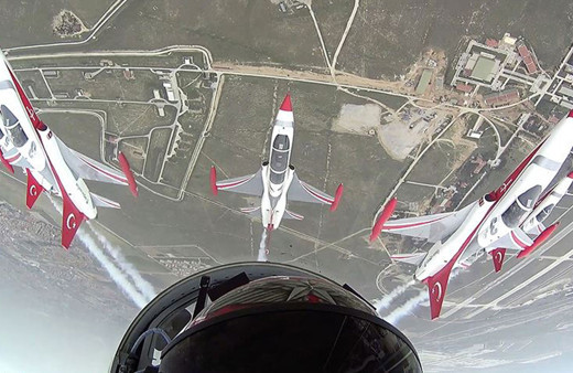 Türk Yıldızları'ndan gökyüzünde koronavirüsle mücadele edenlere destek