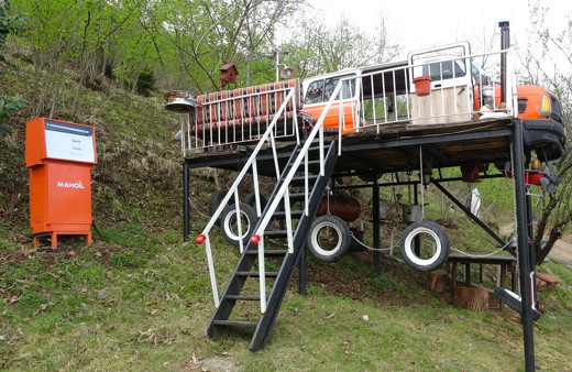 Korana tehdidi nedeniyle evde değil minibüste kalıyor