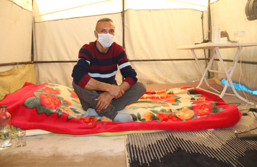 Şehir dışından döndü evinin bahçesine kurduğu çadırda kendisini karantinaya aldı