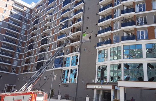 İstanbul Esenyurt'taki patlamanın görüntüleri! Binanın ön yüzü gitti