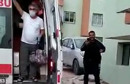 Koronavirüsü yendi! Komşuları alkışlarla karşıladı