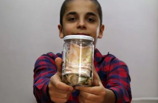 11 yaşındaki çocuk Milli Dayanışma Kampanyası'na kumbarasındaki 407 lirayı bağışladı