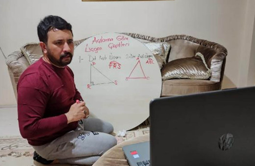 Iğdır'da ilkokul öğretmeni yer sofrasını tahta yaparak ders anlatıyor