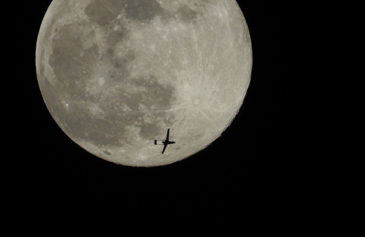 İdlib'de Türk İHA'sı dolunayın önünden geçerken objektife yansıdı