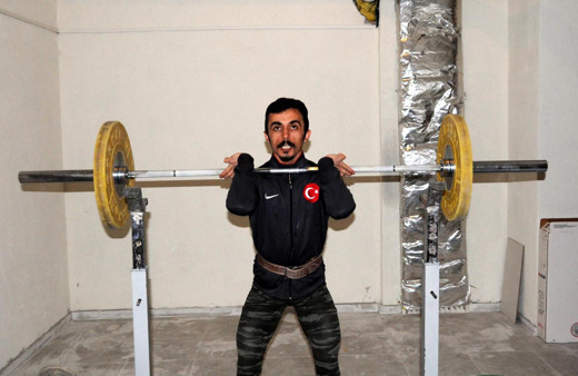 Kayseri'de milli halterci olimpiyatlara sığınakta hazırlanıyor