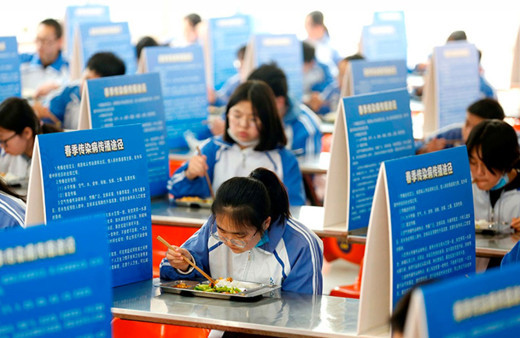 Çinli öğrenciler, yemeği sosyal mesafeyle yedi