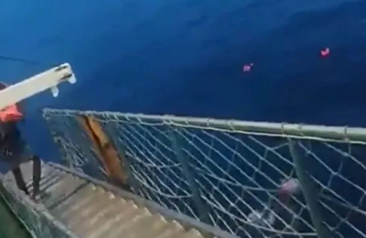 Endonezya'da personelin koronavirüs olduğunu duyan yolcular denize atladı!