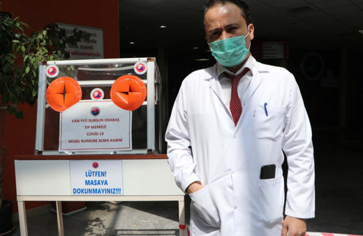 Tıp merkezinde sağlıkçılar için mobil numune alma kabini üretiliyor