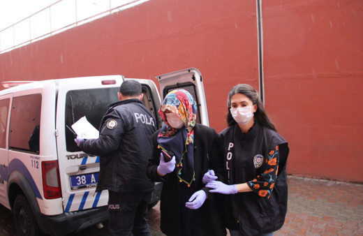 Her yere sıvı sürerken yakalandı! Korona sanıldı domuz büyüsü çıktı