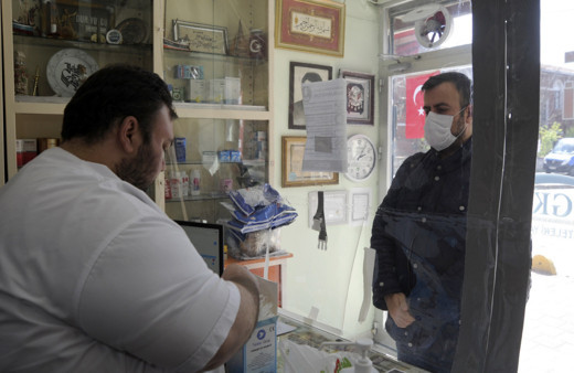 İstanbul ve Ankara'da eczanelerde ücretsiz maske dağıtımı başladı