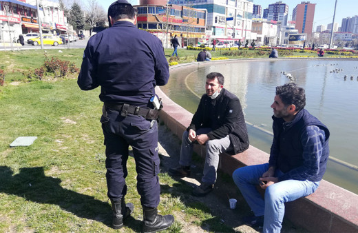 Esenyurt'ta Yasağa rağmen havuz kenarında oturan adamdan ilginç savunma