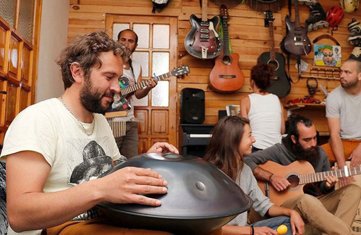 Alper Kaya Fethiye'de koronavirüs mağduru 6 Fransız ve 1 İspanyol'u misafir ediyor