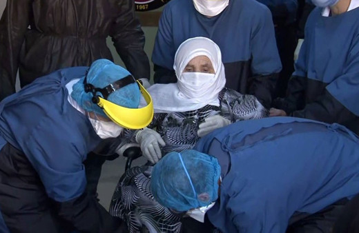 93 yaşındaki kadın koronayı atlattı alkışlarla taburcu oldu