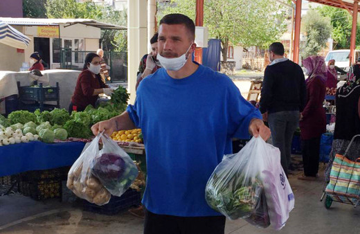 Lucas Podolski pazar alışverişine çıktı