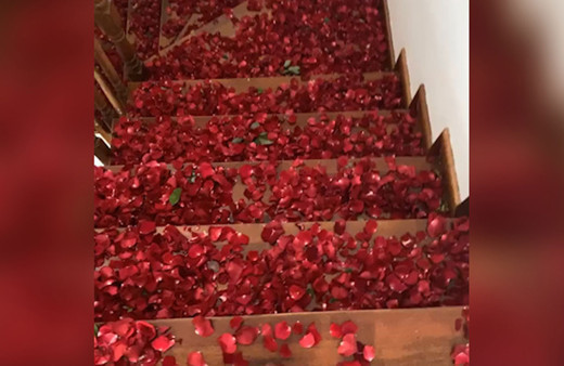 Gökhan Çıra eşi Selin Ciğerci'nin doğum günü için evi kırmızı güllerle doldurdu!