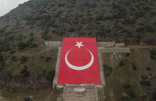 Suriye'de bir zamanlar terörist başının resminin olduğu yere Şanlı Türk bayrağı yapıldı!