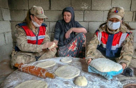 Van'da kadın askerler tandırda ekmek pişirdi