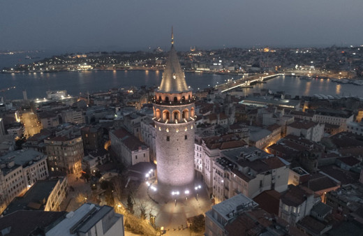 Sokağa çıkma yasağı sonrası büyükşehirlerde meydanlar bomboş kaldı