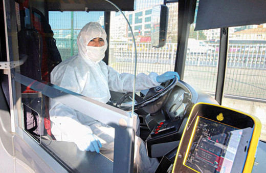 İstanbul'da metrobüs şoförleri için koronavirüs önlemi 'tulum giyecekler'