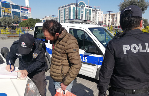 Sokağa çıktı 'Türkçe bilmiyorum' diye polisi aldatmaya çalıştı ama kurtulamadı