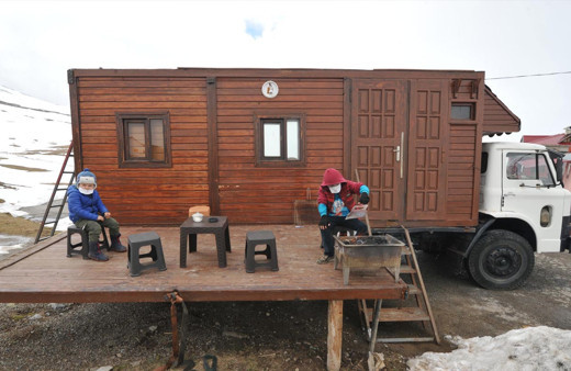 Trabzon'da kamyonet kasasını eve çevirdi yaylada ailesini izolasyona aldı