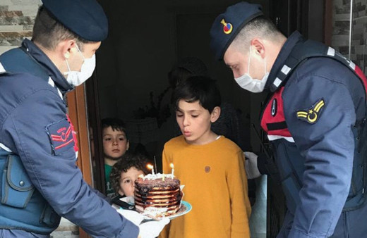Trabzon'da Yağız Efe'nin doğum günü pastasını jandarma ekipleri getirdi