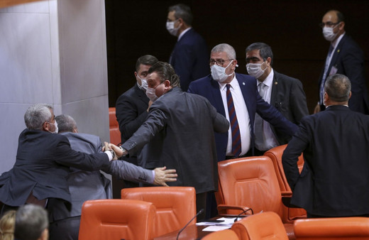 TBMM'de sosyal mesafe kalmadı vekiller kavga etti