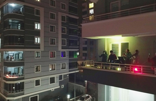 Samsun'da kurdukları ses sistemi ile balkondan bilgi yarışması yaptılar