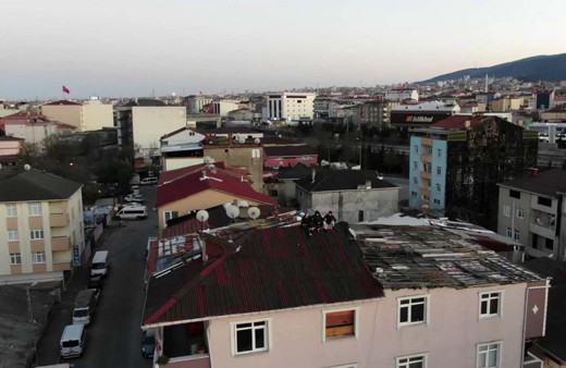 Çatıdaki gençlere drone'la polis anonsu: Çatıda ne işiniz var?