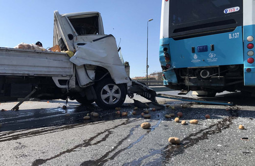 Edirnekapı’da kamyonet özel halk otobüsüne çarptı