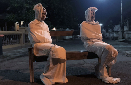 Endonezya'da koronavirüs nedeniyle halkı evde tutmak için 'hayaletler' devrede