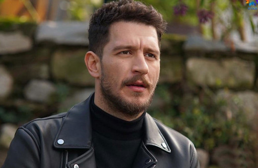 Sefirin Kızı'nın yıldızı Uraz Kaygılaroğlu annesiyle pozunu paylaştı yorum yağdı