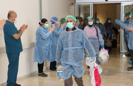 Konya'da 5 hasta koronavirüsü yendi alkışlarla uğurlandı