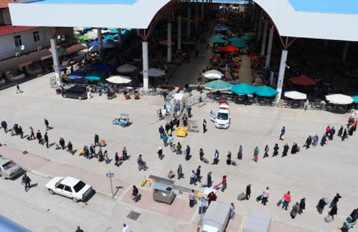 Burdur'da pazar önünde 1 kilometre kuyruk! İşte olması gereken görüntü bu