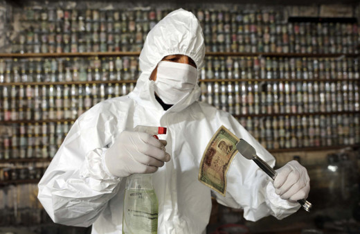 Koronavirüse karşı müzesindeki 4 ton parayı dezenfekte etti