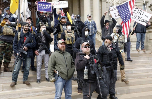 Bu da oldu! ABD'de koronavirüse karşı silahlanıp gösteri yaptılar