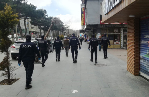 Bitlis polisi 'sosyal mesafeyi' mobeseden denetliyor