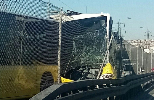 Avcılar'da iki metrobüs kafa kafaya çarpıştı