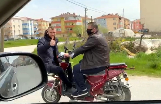 Tekirdağ'da motosiklet üzerinde sosyal mesafeye çözüm