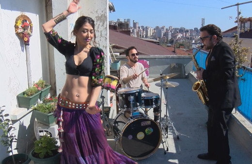 İstanbul Kadıköy'de terasta komşular için dansözlü konser verdi