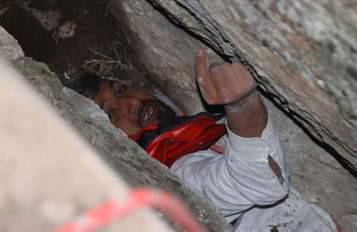 Kayalıkların arasına düşen genç 24 saat sonra kurtarıldı arkadaşları korkup kaçtı