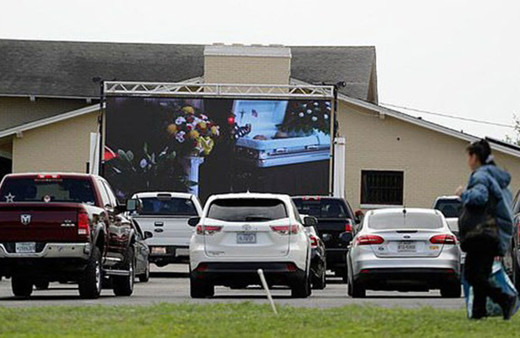Açık hava sinemasında cenaze töreni! Koronadan ölenler böyle defnediliyor