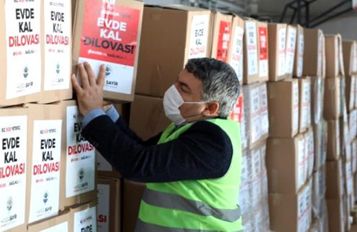 Öğrenciler için makam aracını satan belediye başkanı tüm ilçeye kumanya dağıtıyor