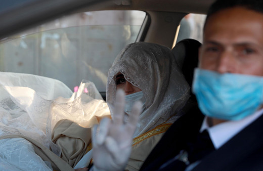 İşgal altında koronavirüse meydan okuyarak düğün yaptılar