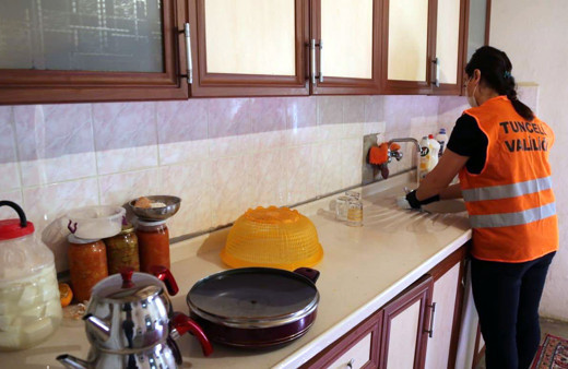 Tunceli'de Vefa ekibi sokağa çıkmaları kısıtlanan vatandaşların evlerini temizliyor