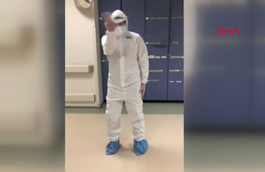 Koronavirüs hastasında iyileşme gören doktor sevincini dansla gösterdi!