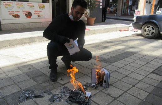 Afyonkarahisarlı lokanta sahibi 70 bin liralık veresiye defterini yaktı